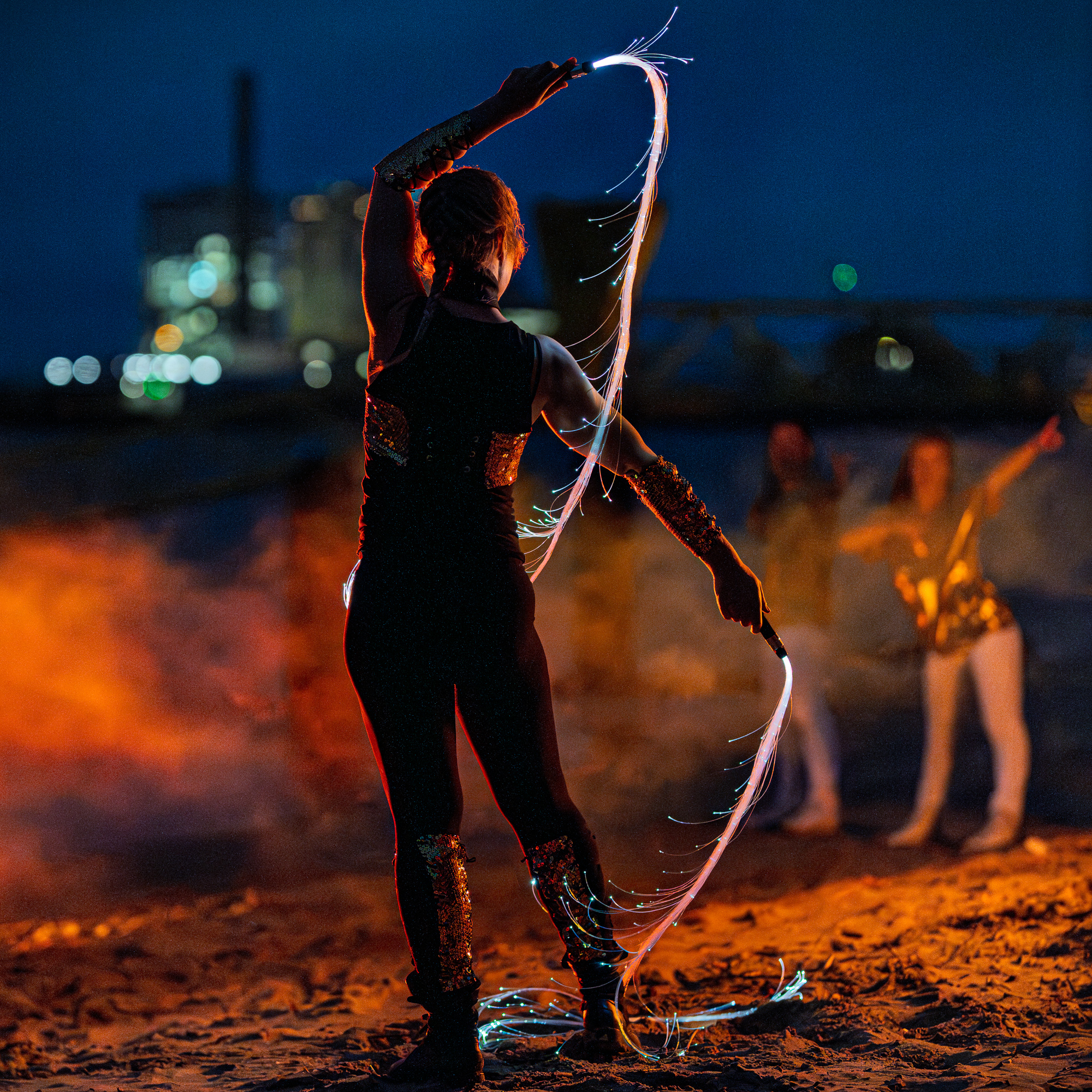 Voor een show voor een opdrachtgever vanaf een boot kijkend naar het strand waar de show plaatsvind