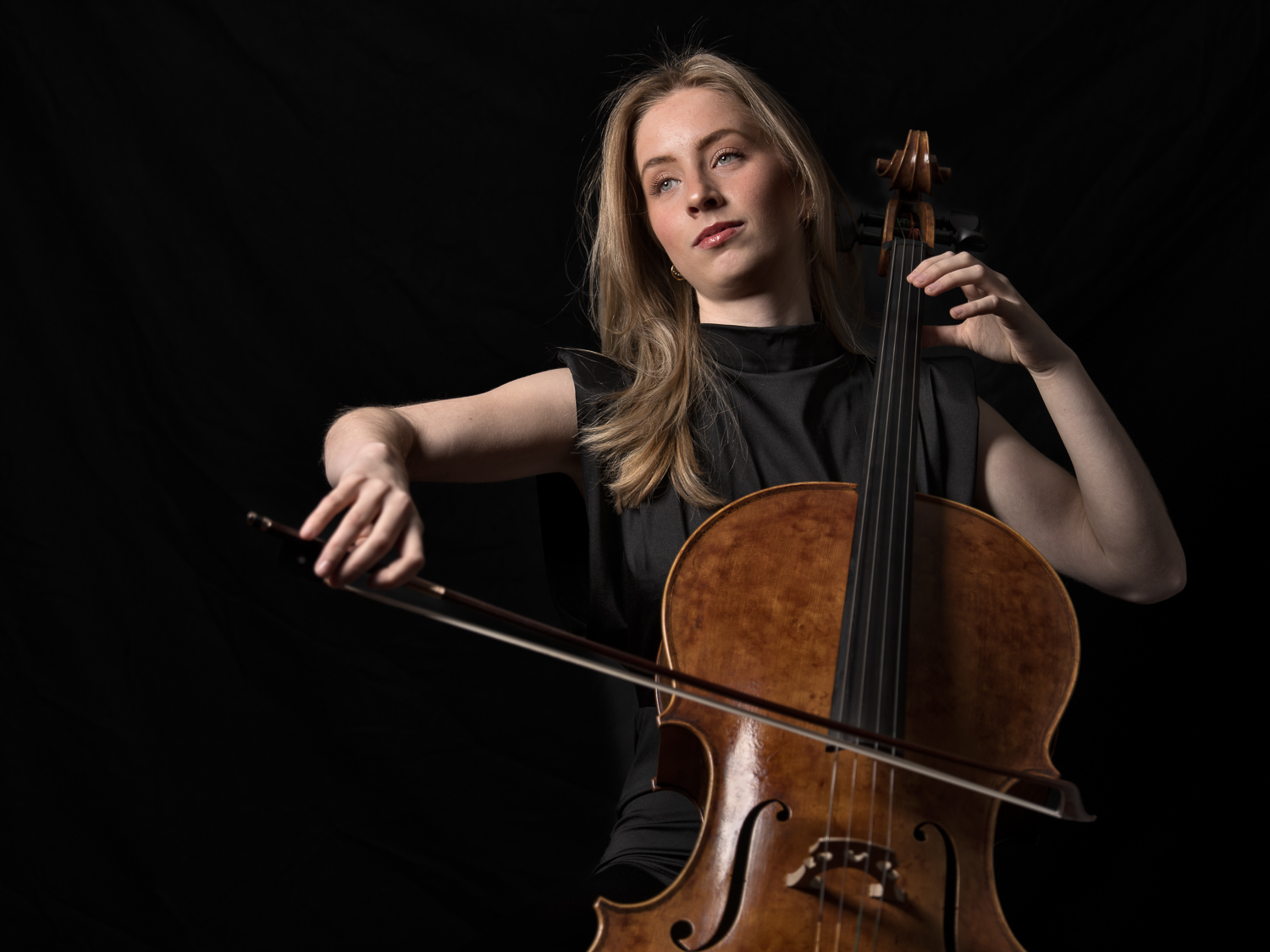 Professionele celliste Eloise verzorgt sfeervolle live muziek tijdens evenementen en ontvangsten.