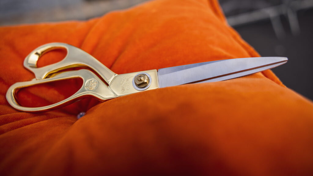 Schaar gebruikt bij officiële doopceremonie van het schip Vox Ariane