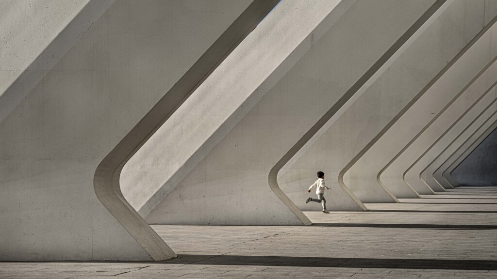 Spelende jongen in de futuristische omgeving van Museu de les Ciències Príncipe Felipe in Valencia, symbool voor vrijheid en speelsheid – Foto Remco Schuijt.