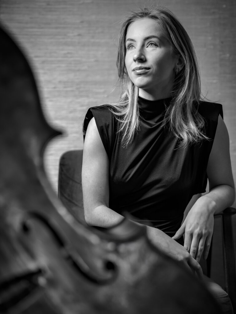 Zwart-witportretfoto van Eloise met haar cello – R-act Fotografie.
