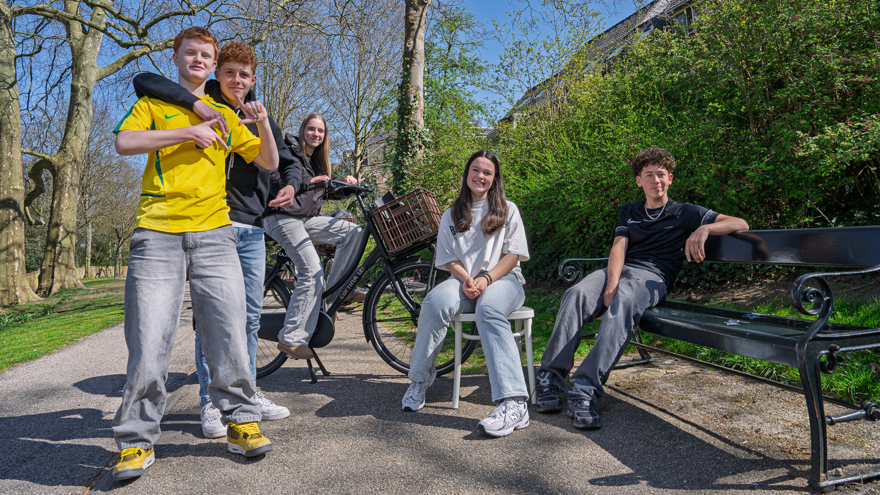 Groep jongeren in het park – R-act Fotografie. www.dewittestoelverhalen.nl