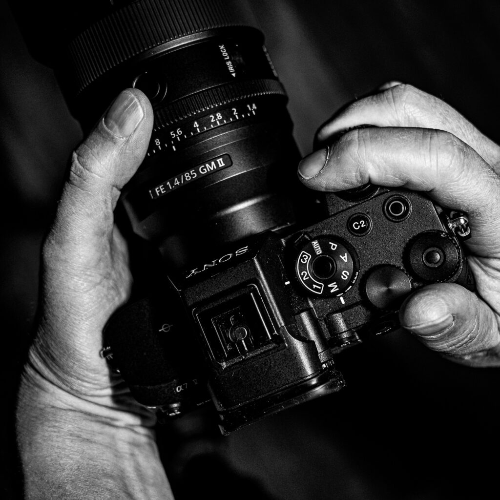 Professionele fotograaf aan het werk – intuïtieve werkwijze met aandacht en focus tijdens de shoot.